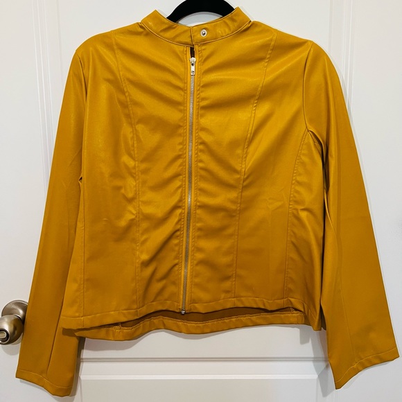 Medium size yellow leather jacket. - Picture 1 of 4
